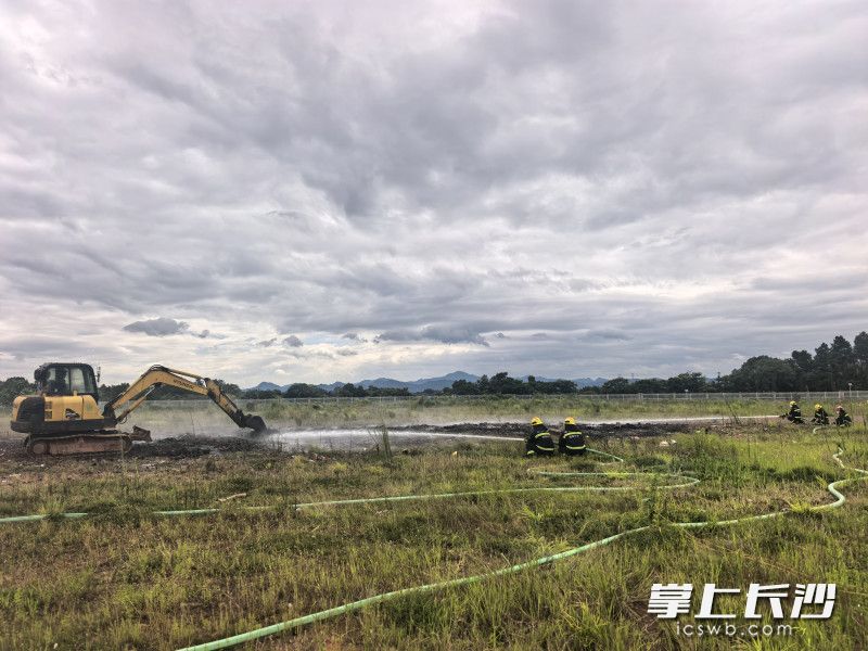 长沙县消防全力做好消防安全保卫工作。 长沙县消防全力做好消防安全保卫工作。