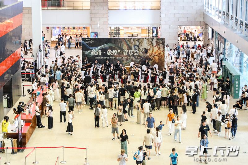 “湖湘月·馆园夜”系列首场演出的“丝路·敦煌”主题音乐会在湖南省博物馆举行。长沙晚报全媒体记者 董阳 摄
