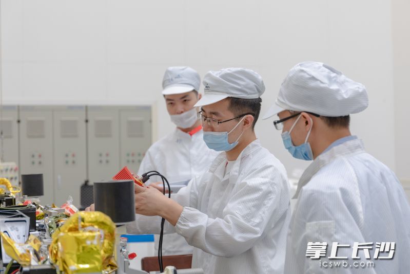 天仪空间的整星集成测试团队。通讯员 陈红微 供图 天仪空间的整星集成测试团队。通讯员 陈红微 供图