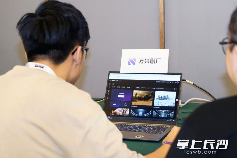 运用成熟的AI技术,一台电脑、一个人就可以完成一步短剧的全部制作流程。通讯员 李媛 供图 运用成熟的AI技术,一台电脑、一个人就可以完成一步短剧的全部制作流程。通讯员 李媛 供图