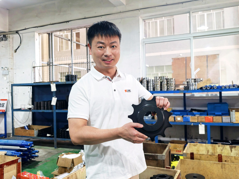 在三力智工生产基地，杨文随手拿起一件10多公斤重的产品，兴奋地向记者介绍。长沙晚报全媒体记者 张禹 摄