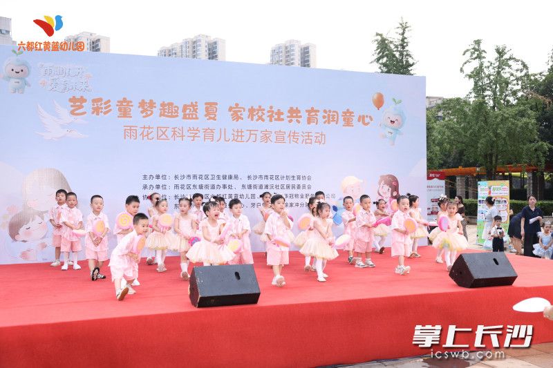 孩子们的表演博得现场阵阵掌声。 孩子们的表演博得现场阵阵掌声。