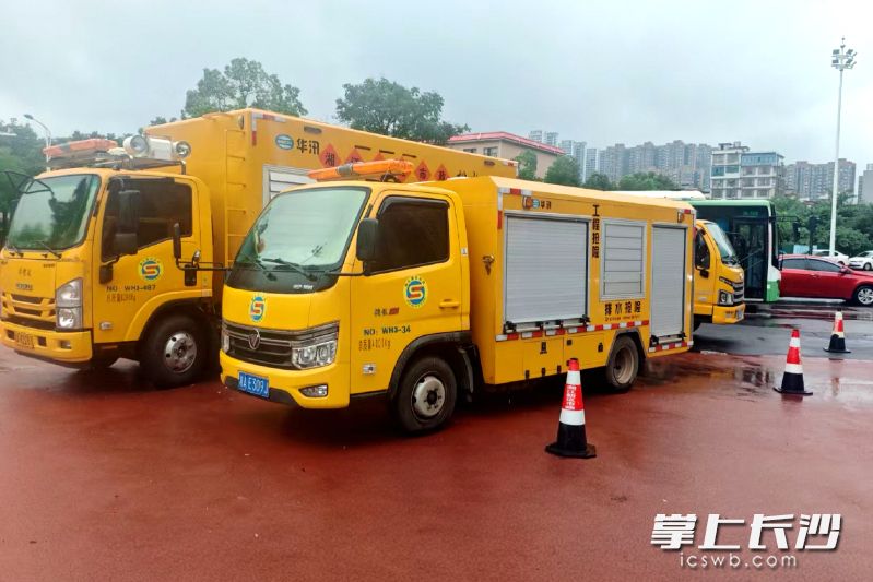 黄色暴雨预警发布后,全区移动泵车集群总抽排能力达2.6万立方米/小时,36台套核心设备常态化预置在易涝点位。 黄色暴雨预警发布后,全区移动泵车集群总抽排能力达2.6万立方米/小时,36台套核心设备常态化预置在易涝点位。