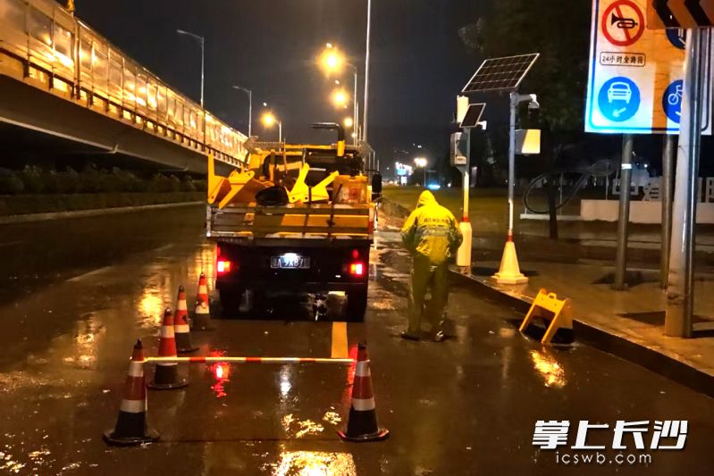 7月19日,为积极应对强降雨天气,湘江新区市政设施维护中心动员专人围绕辖区易涝点进行值守。均为 通讯员 徐琴丽 供图 7月19日,为积极应对强降雨天气,湘江新区市政设施维护中心动员专人围绕辖区易涝点进行值守。均为 通讯员 徐琴丽 供图
