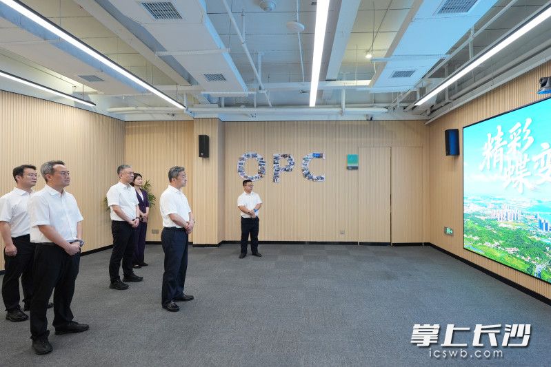 陈竞调研大泽湖海归小镇研发中心。均为长沙晚报全媒体记者 郭雨滴 摄