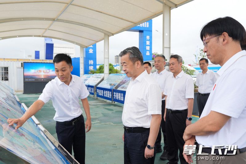 陈竞调研湘江长沙至城陵矶一级航道建设工程。