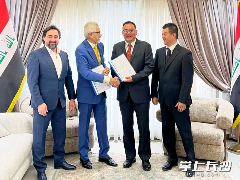 向小龙（左三）全力推进宁乡智造走出国门、点亮海外。