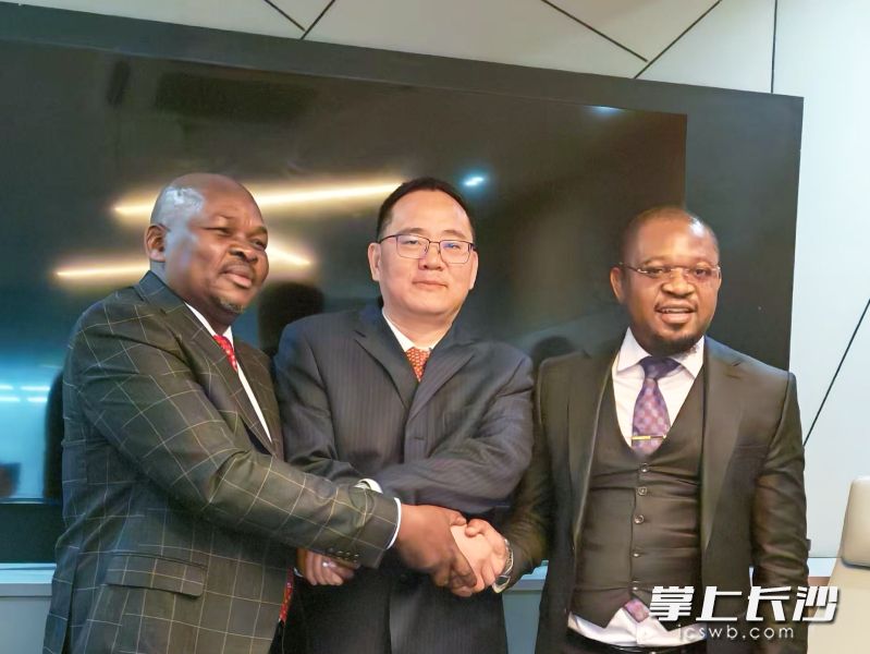 向小龙（中）成功开启国际化布局，他在非洲多国实地调研，搭建起全球化经营网络。均为受访方 供图