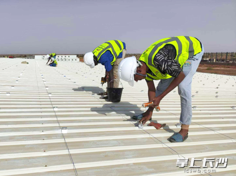 诺诚光伏建设的尼日尔1MW光储柴综合供电项目现场。