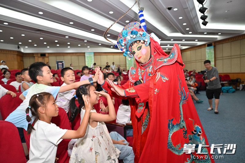 精彩的变脸表演让孩子们开心不已