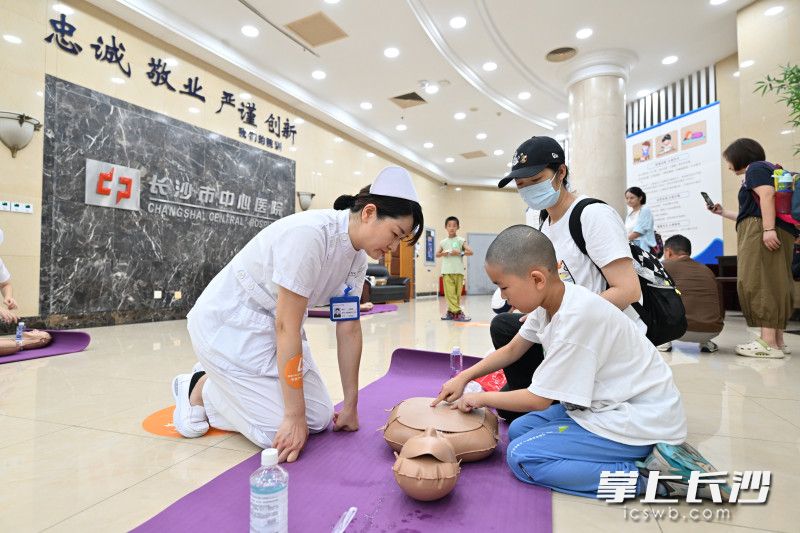 医院护士专业细致的讲解让孩子们很快掌握了实操技能