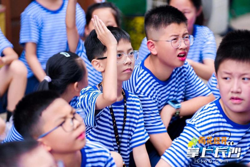 孩子们踊跃参与。 孩子们踊跃参与。