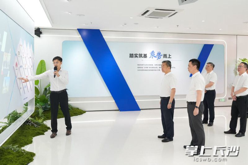 7月20日，副省长、市委书记陈竞调研马栏山视频文创产业园，来到马栏山文化与科技融合展厅。