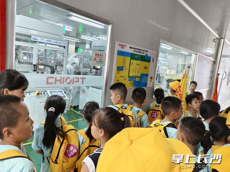 为期一周的夏令营以感恩、传承、立志为目标,围绕AI科创、工业研学、湖湘人文、营地教育、亲子互动等多元内容展开。 为期一周的夏令营以感恩、传承、立志为目标,围绕AI科创、工业研学、湖湘人文、营地教育、亲子互动等多元内容展开。