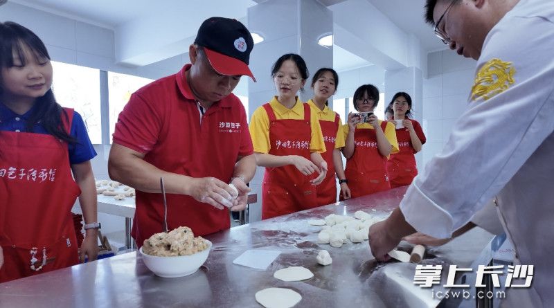 校企研学零距离，年轻学子亲手实操，感受沙田包子传统制作匠心。除署名外 均为受访者 供图