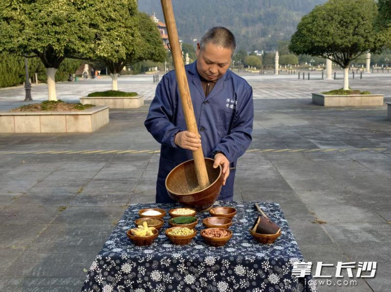 30多分钟的细心碾磨，二十多道工艺，一锅香甜可口的擂茶就制成了。