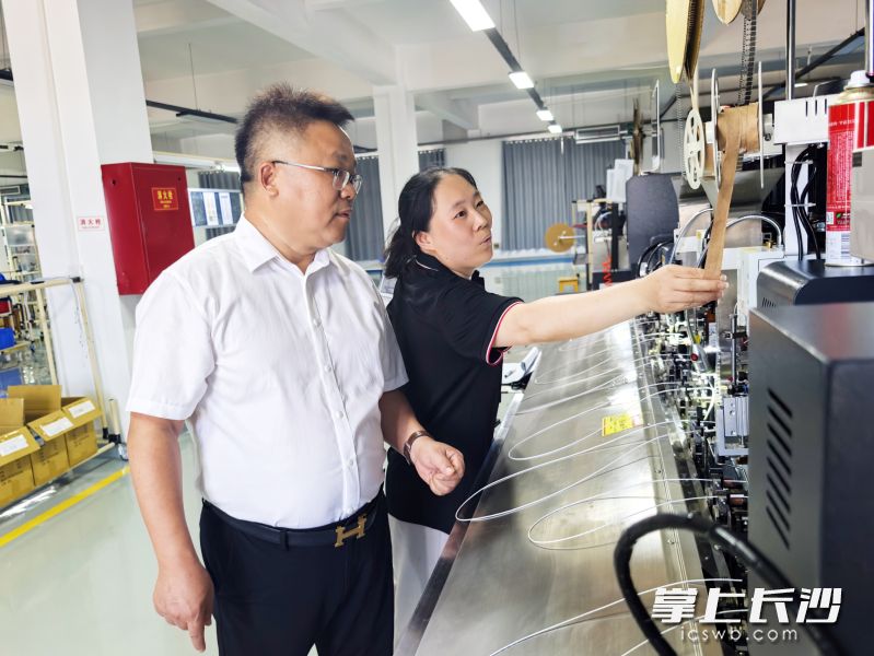 在长沙瑞良电子车间里,谢铁良(左)巡检流水线,指导工人规范操作。 长沙晚报全媒体记者 张禹 摄 在长沙瑞良电子车间里,谢铁良(左)巡检流水线,指导工人规范操作。 长沙晚报全媒体记者 张禹 摄