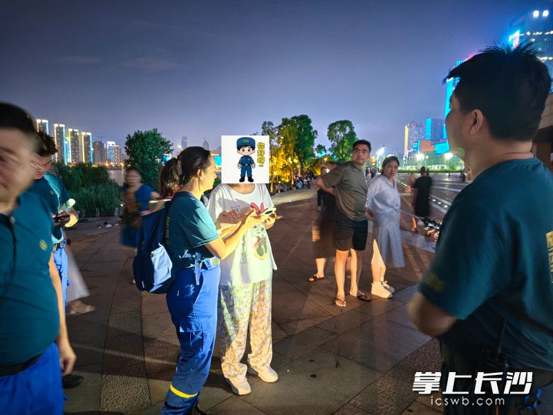队员们积极展开寻找。 队员们积极展开寻找。