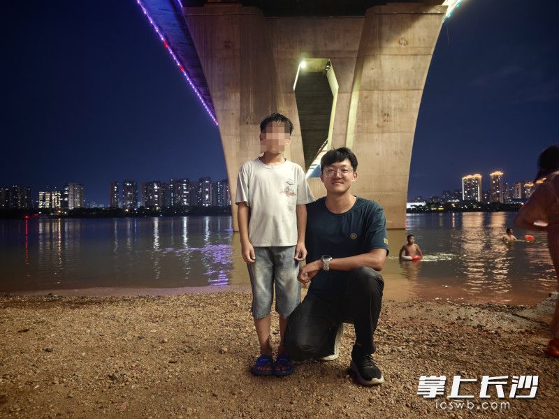 刘成林与落水儿童合影。 刘成林与落水儿童合影。