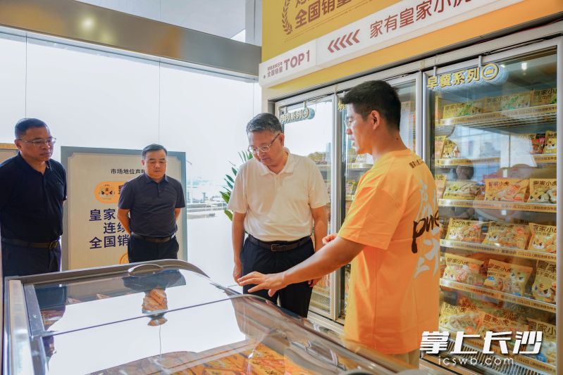 在长沙虎家食品科技有限公司了解企业品牌运营、发展规划等情况。通讯员 周慧良 摄