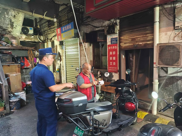 消防巡查人员在排查隐患。 长沙晚报通讯员 刘伟 摄