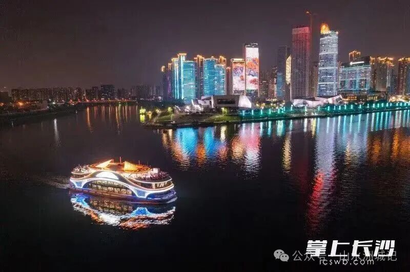 长沙城发集团打造的新能源游轮在一江两岸缓缓行驶。长沙晚报全媒体记者 邓迪 摄 长沙城发集团打造的新能源游轮在一江两岸缓缓行驶。长沙晚报全媒体记者 邓迪 摄