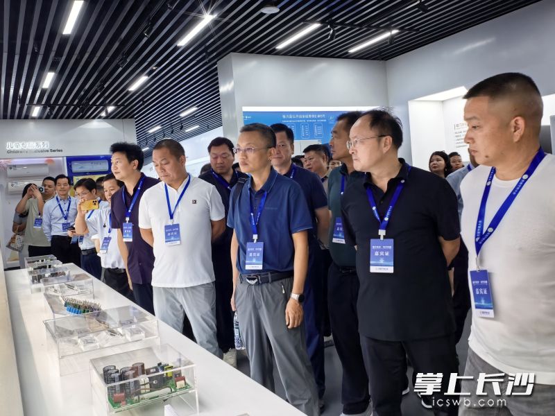 乡贤乡友们参观位于宁乡经开区的中伟新能源。 乡贤乡友们参观位于宁乡经开区的中伟新能源。