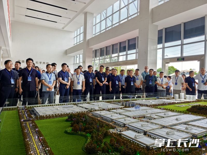 乡贤乡友们参观格力暖通。 均为长沙晚报全媒体记者张禹 通讯员邬艳 摄 乡贤乡友们参观格力暖通。 均为长沙晚报全媒体记者张禹 通讯员邬艳 摄