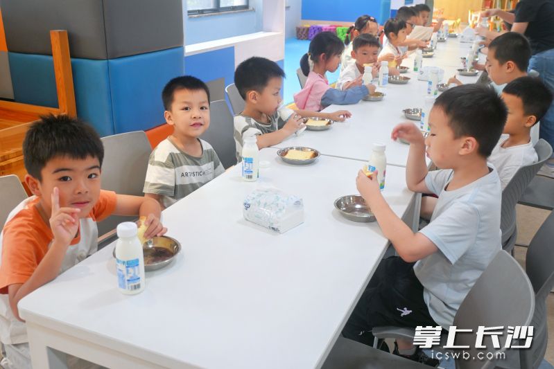 “诺宝贝之家”托管中心内，小班学生们开心地吃着甜点。除署名外均为湘江早报全媒体记者 傅斯敏 摄