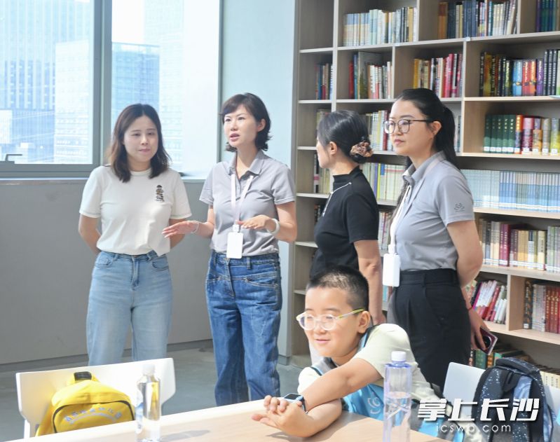 明康中锦暑期托管班采用全自营模式，对公司员工免费开放。