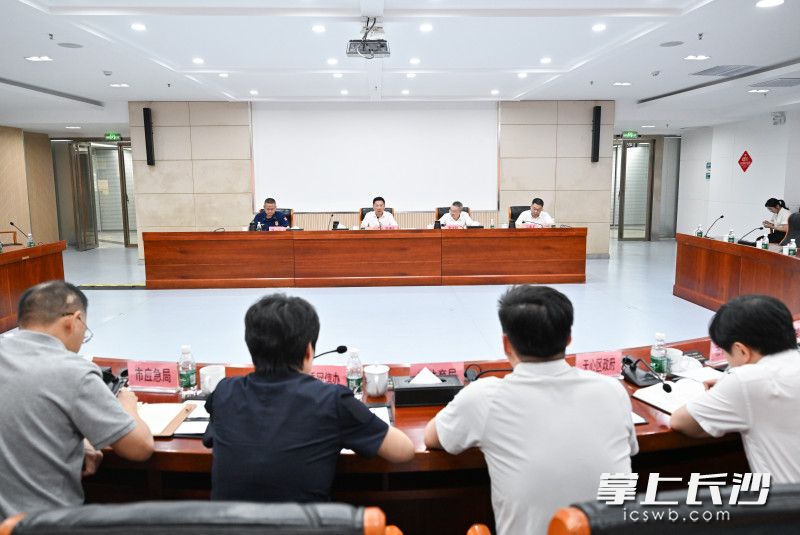 现场调度会。 均为长沙晚报全媒体记者 王志伟 摄 现场调度会。 均为长沙晚报全媒体记者 王志伟 摄