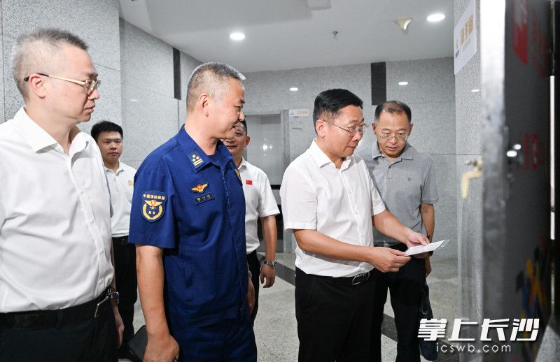 7月24日,市委副书记、市长陈博彰在贺龙体育场检查调度“湘超”联赛开幕式暨揭幕战安全保障工作。 7月24日,市委副书记、市长陈博彰在贺龙体育场检查调度“湘超”联赛开幕式暨揭幕战安全保障工作。