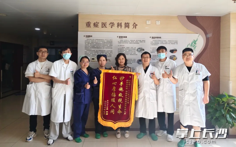 家属专程送来锦旗致谢。医院供图