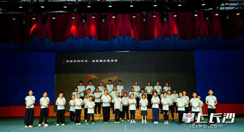 孩子们的表演温暖动人。 孩子们的表演温暖动人。