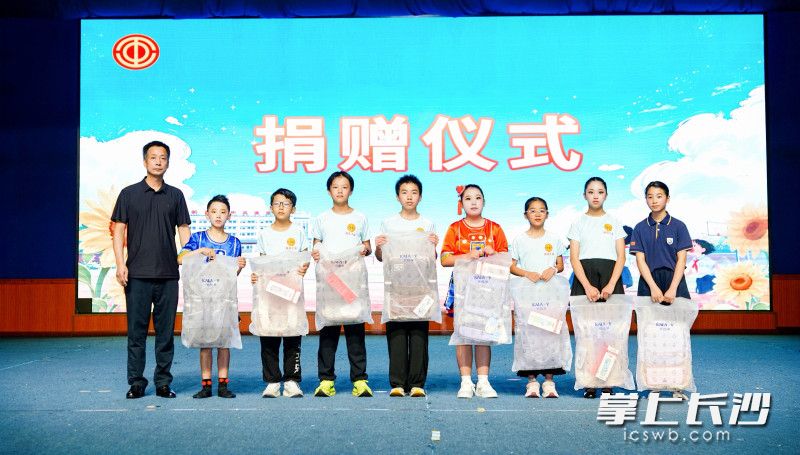 主办方为优秀营员颁发证书,向龙山“薪火少年”及石门县困难学子送上爱心捐助。 主办方为优秀营员颁发证书,向龙山“薪火少年”及石门县困难学子送上爱心捐助。