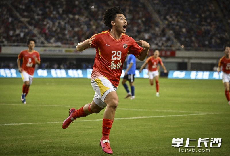 李悦宁庆祝进球。