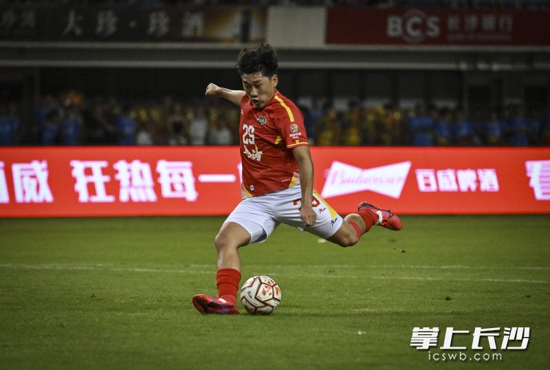 长沙队李悦宁起脚劲射。
