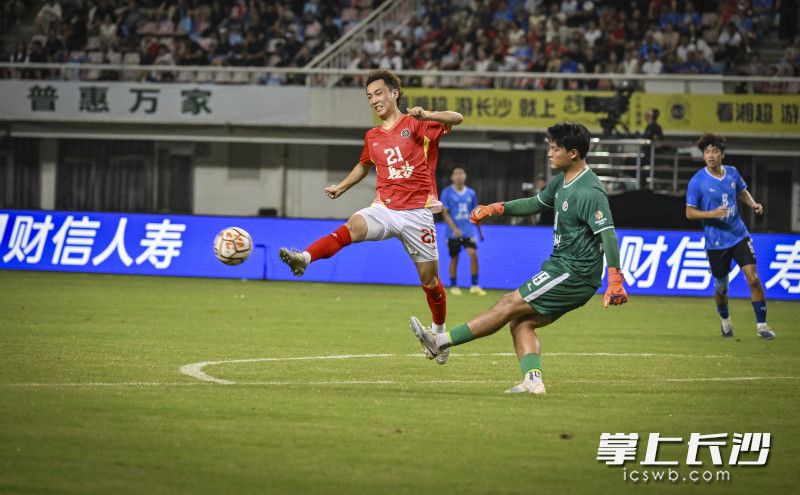 长沙队黄毅门前逼抢。
