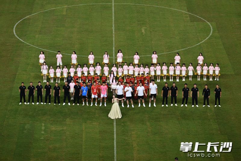 开幕仪式上，来自常德石门五小的足球小将们进行表演。