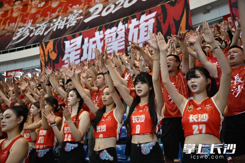 来自长沙NBL的篮球宝贝们为湘超长沙队加油。