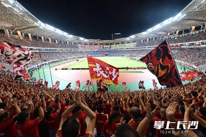 7月25日，2026“湘超”在长沙贺龙体育场开幕。揭幕战长沙主场对阵卫冕冠军永州队。均为长沙晚报全媒体记者 黄启晴 摄