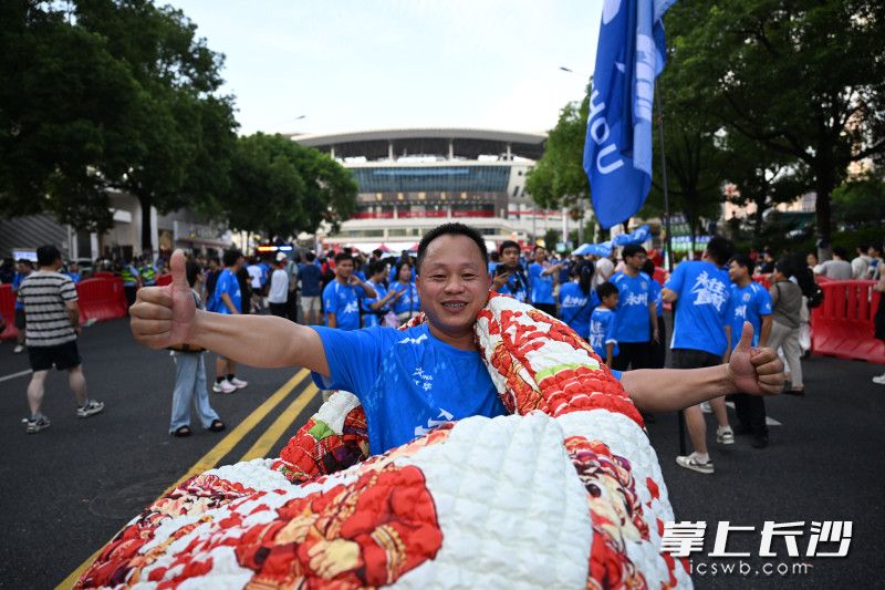 球迷在为主队加油。