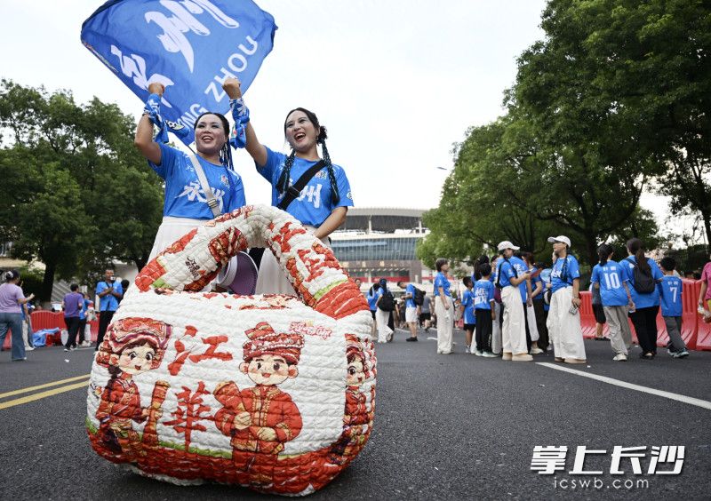 在观众入场时间里，来自永州江永球迷带在为球队加油的特色布包来到现场。