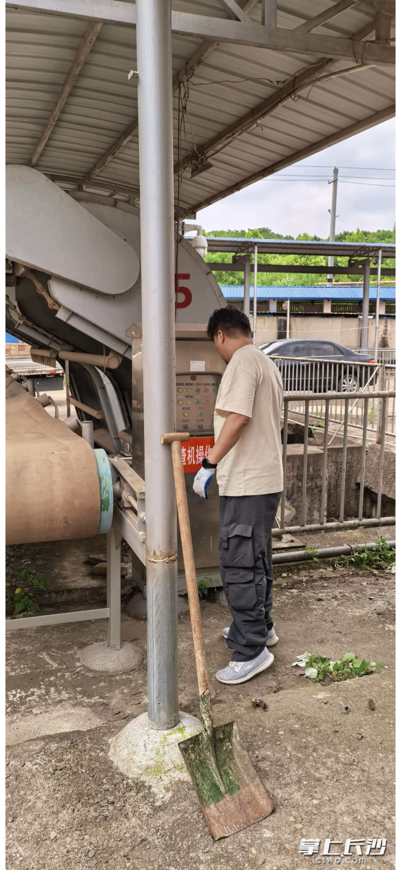 水利部门工作人员正在检查设备运行情况。受访单位供图