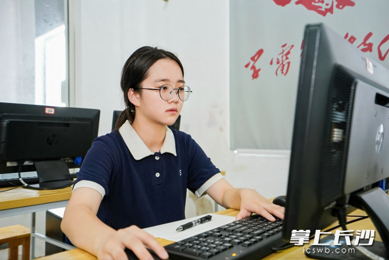 来自全省13个市州的300余名中小学生齐聚赛场,在科技竞技中比拼创新思维与实践能力。通讯员 李丹 何泽林 供图 来自全省13个市州的300余名中小学生齐聚赛场,在科技竞技中比拼创新思维与实践能力。通讯员 李丹 何泽林 供图