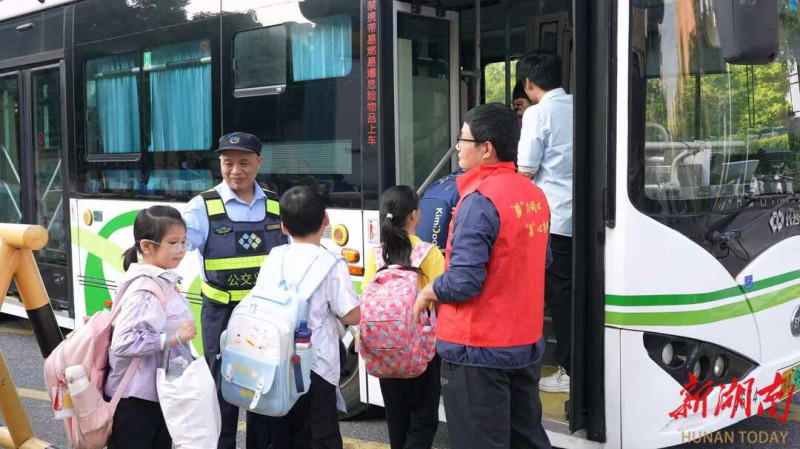 在麓泉社区,随着家长随车护学的定制公交线路正式开通,一条专门守护学子平安上学路的“流动护航线”就此启航。均为 资料图片 在麓泉社区,随着家长随车护学的定制公交线路正式开通,一条专门守护学子平安上学路的“流动护航线”就此启航。均为 资料图片