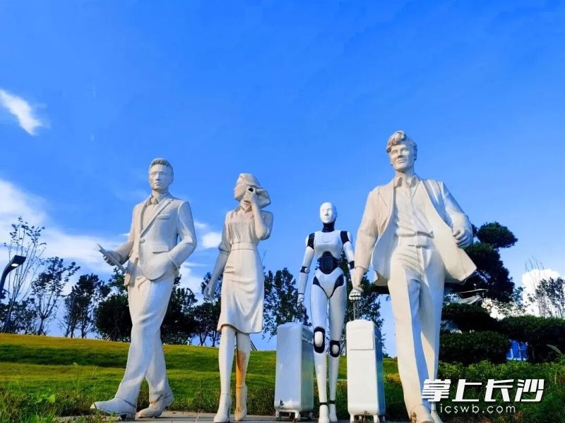 “归途”雕塑呈现了行业精英与智能机器人并肩前行的场景。 “归途”雕塑呈现了行业精英与智能机器人并肩前行的场景。