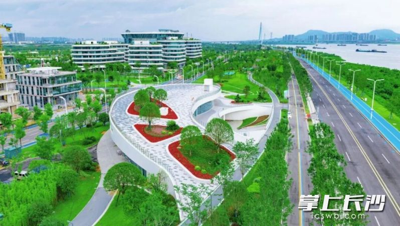 公园紧邻湘江,坐拥潇湘大道优质滨江景观带,江景与园内绿意相融相生。 公园紧邻湘江,坐拥潇湘大道优质滨江景观带,江景与园内绿意相融相生。