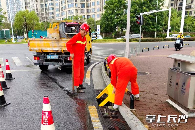 7月26日至27日,湘江新区积极对应台风“红霞”带来的强降雨天气,保障城市正常运营。通讯员 冯莹洁 供图 7月26日至27日,湘江新区积极对应台风“红霞”带来的强降雨天气,保障城市正常运营。通讯员 冯莹洁 供图