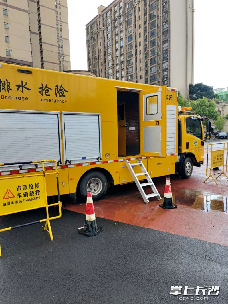抢在强降雨到来之前,新区动员多部门启动“人车等雨”模式。通讯员 冯莹洁 供图 抢在强降雨到来之前,新区动员多部门启动“人车等雨”模式。通讯员 冯莹洁 供图